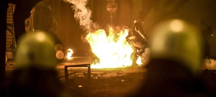 Πεδίο μάχης ξανά τα Εξάρχεια -Επιθέσεις με μολότοφ εναντίον των ΜΑΤ
